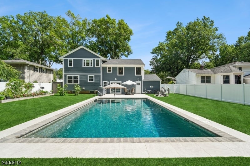 25 Ascot Way
