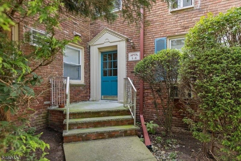 24 Hutton Ave 6