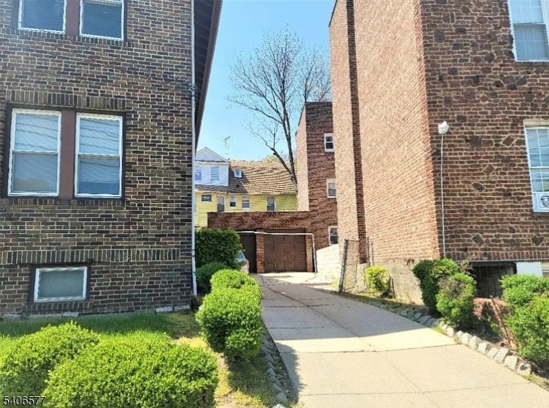 367-369 Sanford Ave 1R