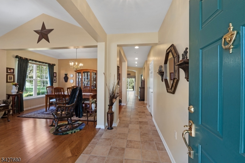20 Ascot Dr