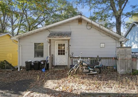 Photo of 626 Brooklyn Mountain Rd, Hopatcong, NJ 07843 (MLS # 3994597)