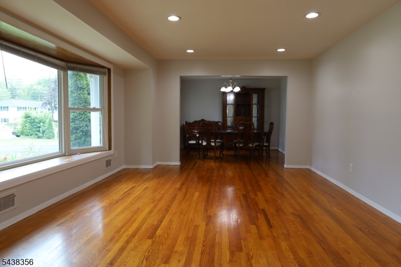 70 Knoll Rd