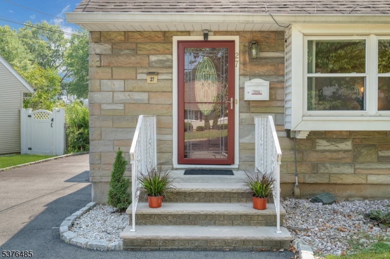 27 Anderson Pkwy