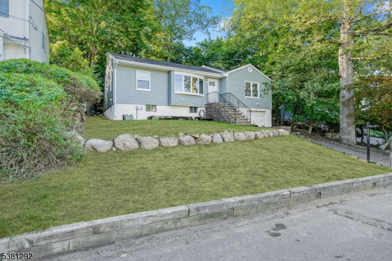 102 Hiawatha Blvd