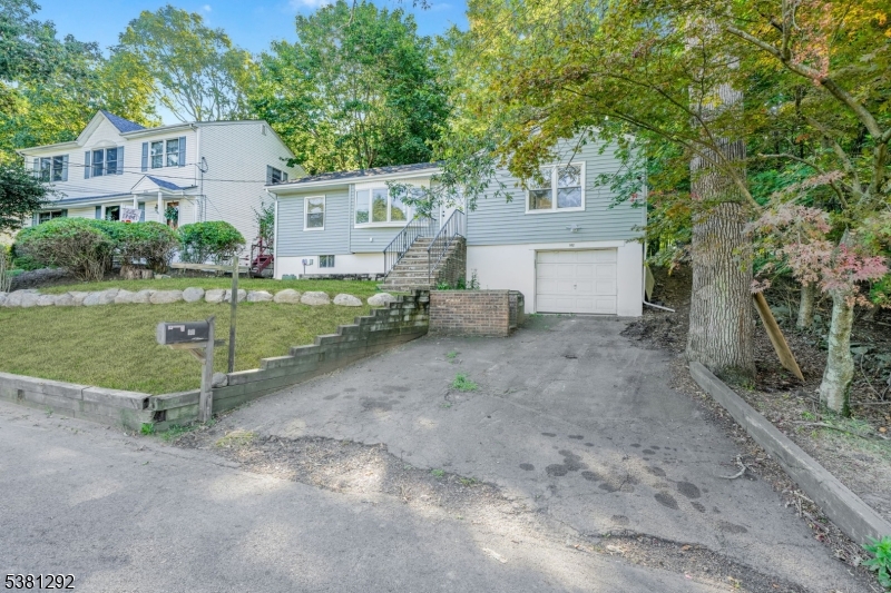102 Hiawatha Blvd