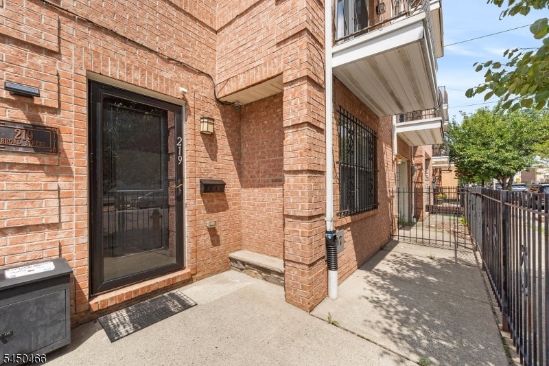 219 Broad St