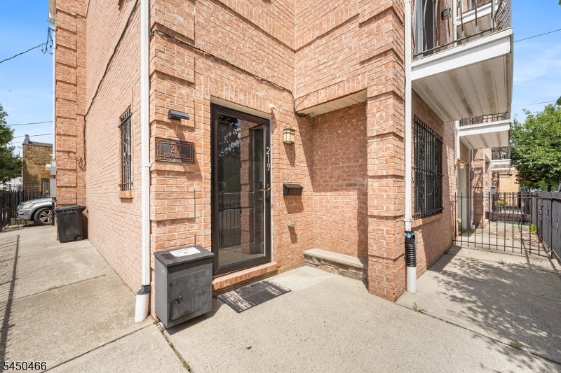 219 Broad St