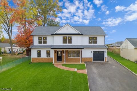 Photo of 230 Oak Dr, Middlesex, NJ 08846 (MLS # 3995296)