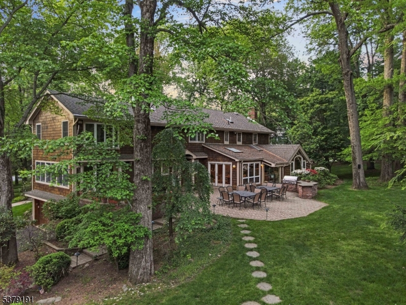2 Canterbury Ct