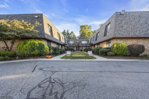 Photo of 164 Diamond Bridge Ave #18, Hawthorne, NJ 07506 (MLS # 3994764)