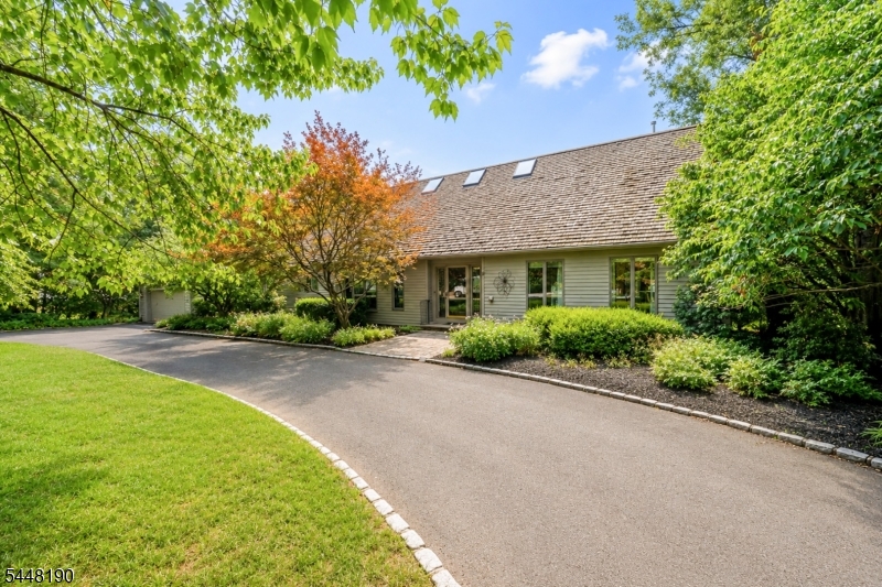 8 Woods Ln