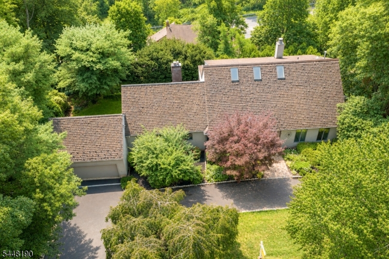 8 Woods Ln