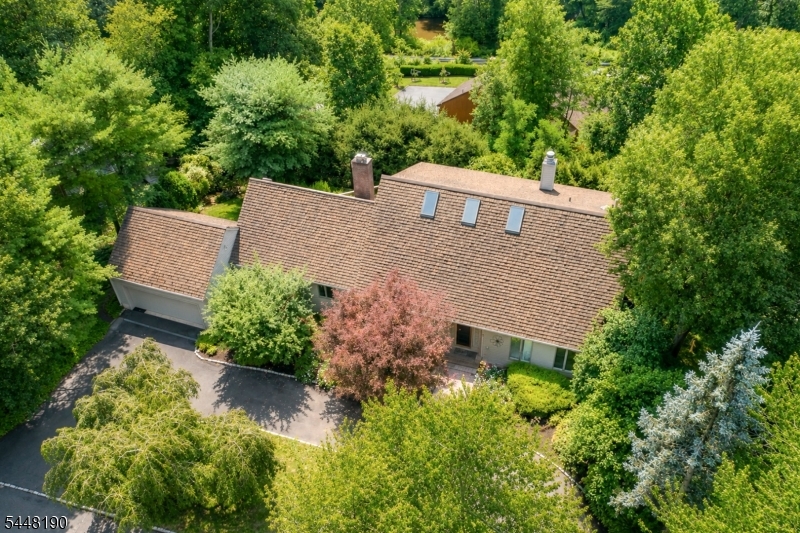 8 Woods Ln
