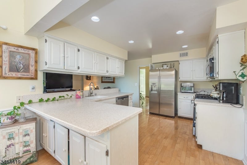 8 Birdseye Cir