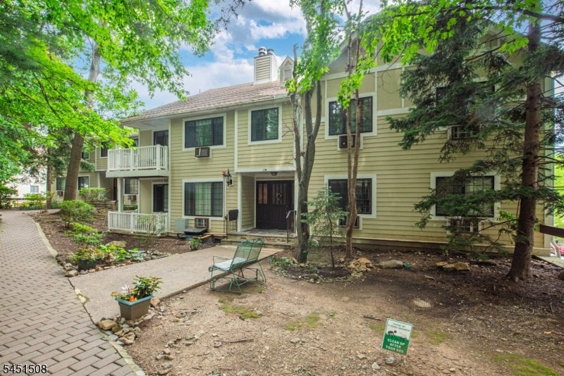4 B-C Foxwood Dr C