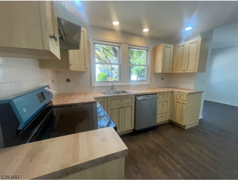 298 Farrant Ter 1
