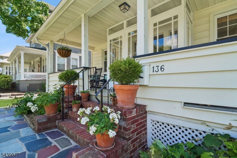 136 Ward Pl