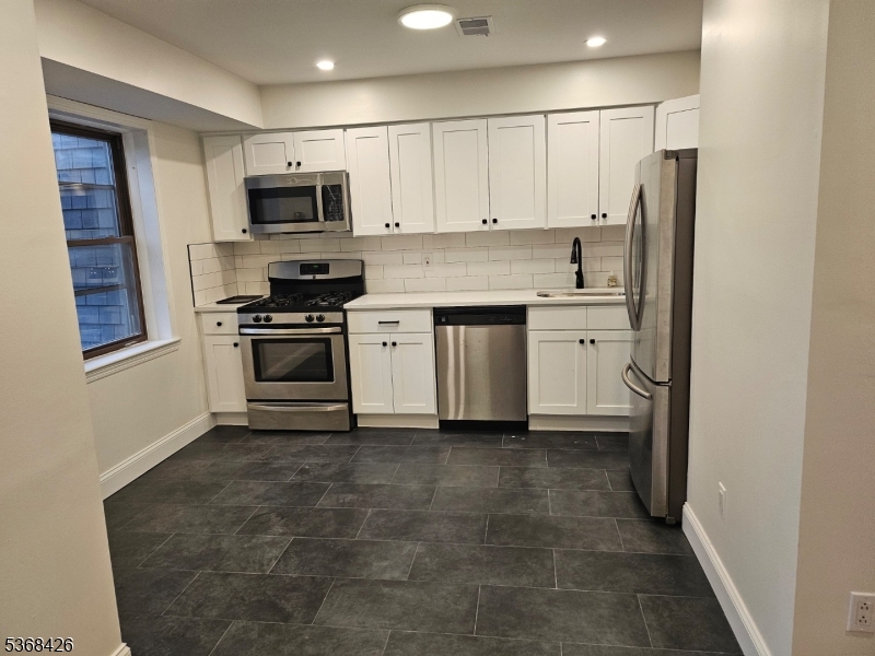 700 Schuyler Ave 23