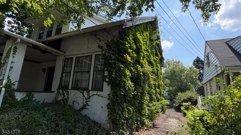 1008-10 E Front St
