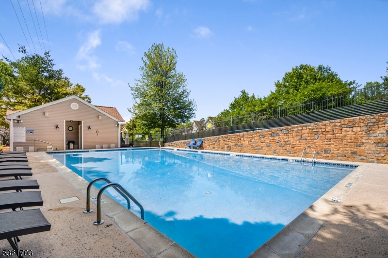 86 Lakeview Ct 86