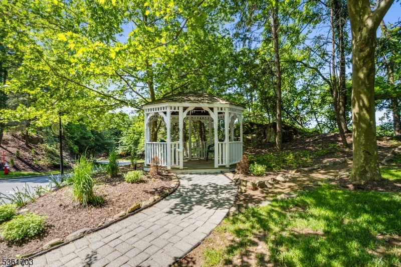 86 Lakeview Ct 86
