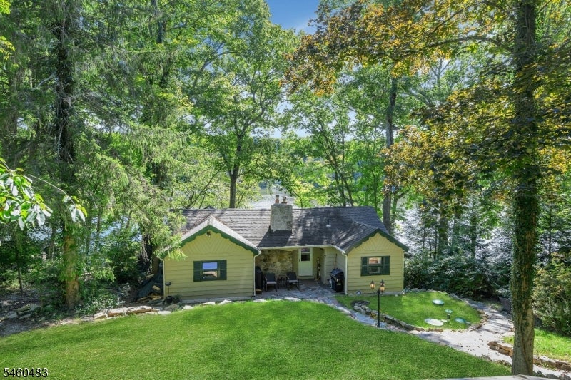 49 Lake Shore Rd