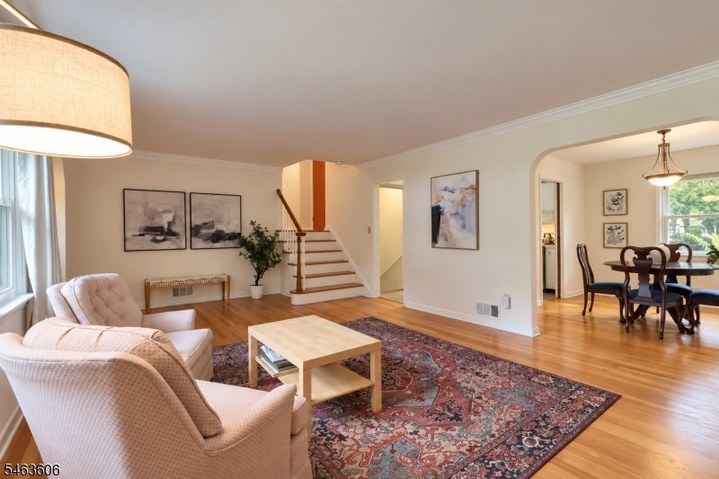 5 Surrey Ln