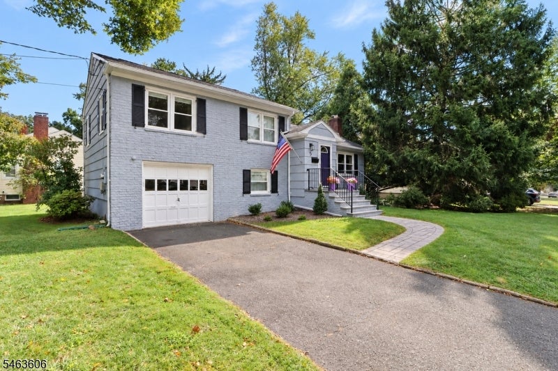 5 Surrey Ln