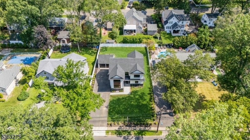 890 Oradell Ave
