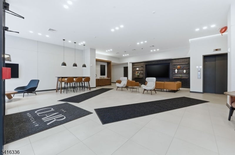 37 Orange Rd 401