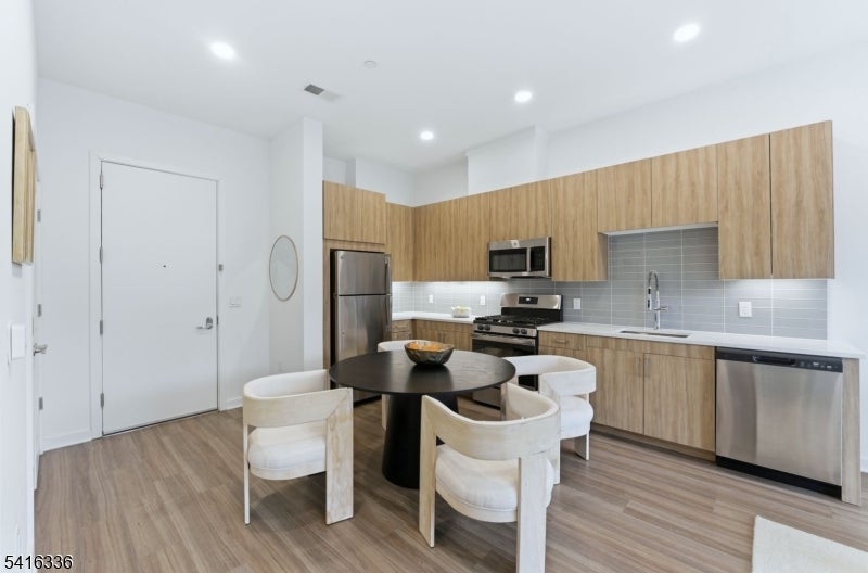 37 Orange Rd 401
