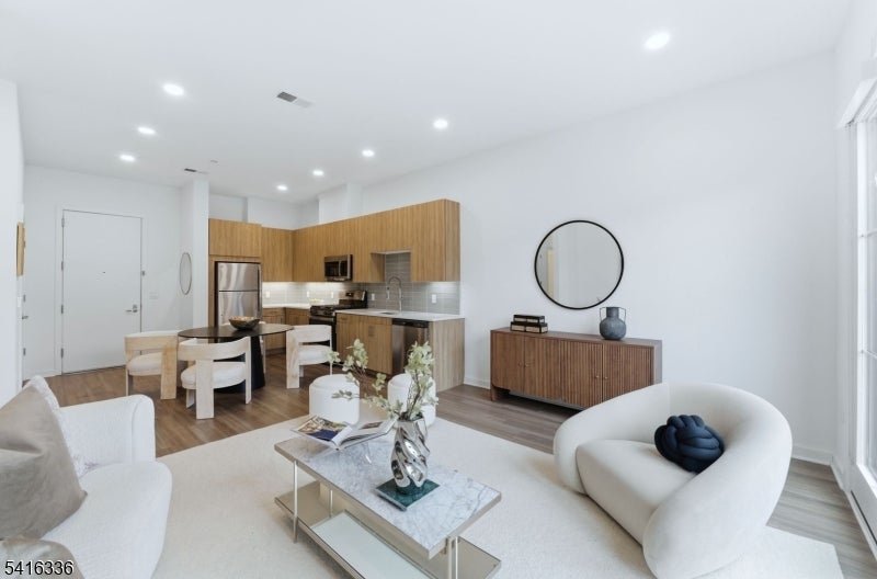 37 Orange Rd 401