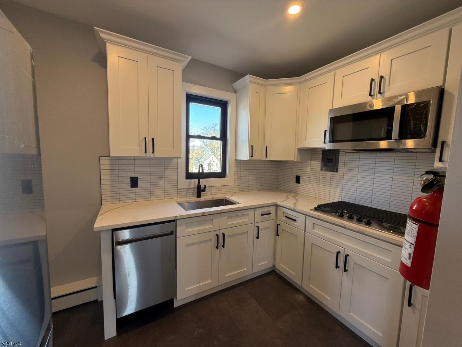 19 Abbotsford Ave, Apt 3