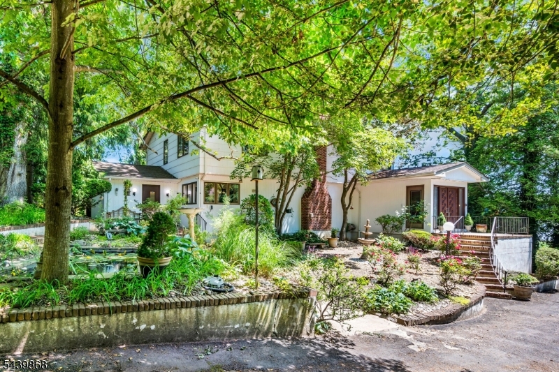 734 Thiele Rd