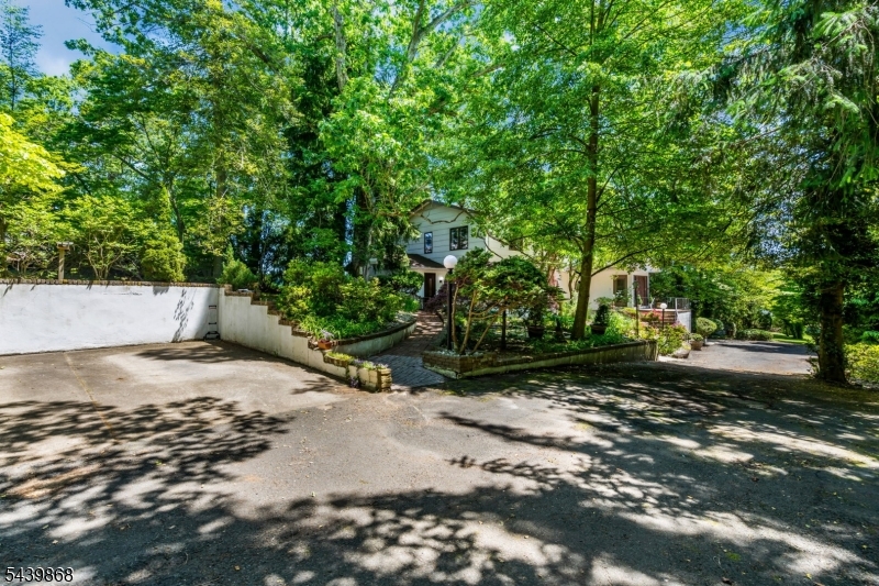 734 Thiele Rd