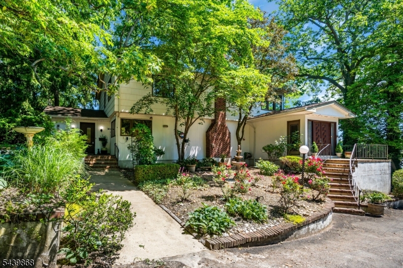 734 Thiele Rd