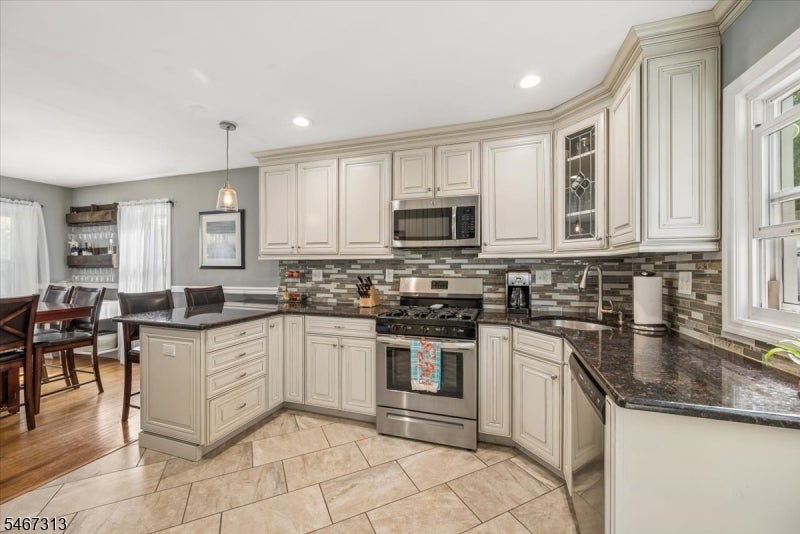 240 W Hanover Ave