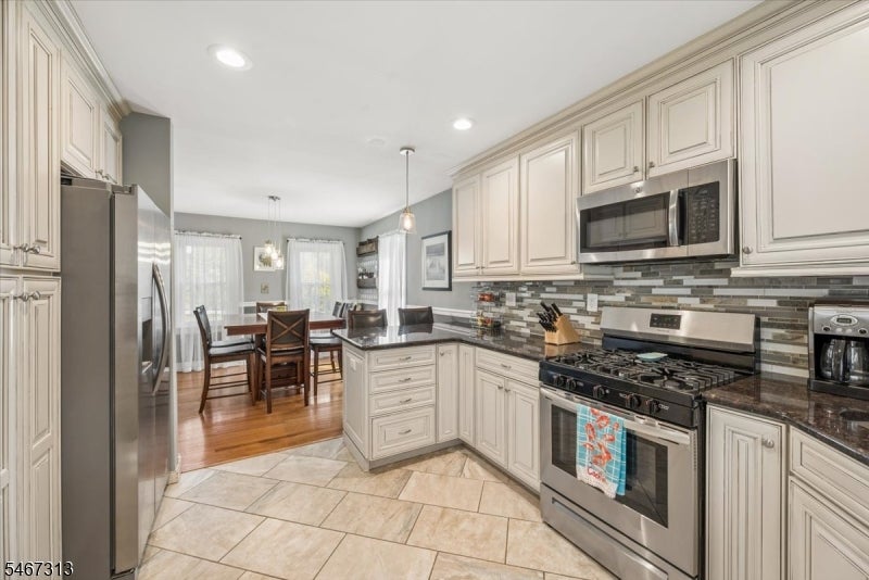 240 W Hanover Ave