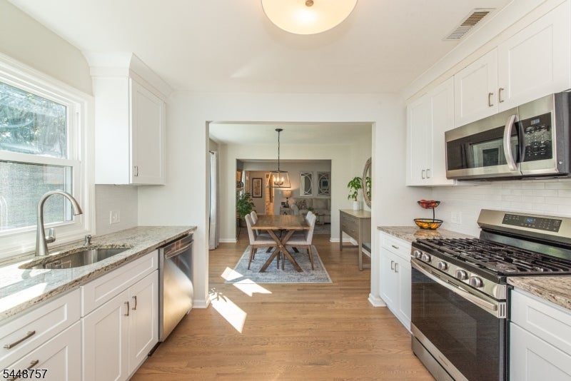 84 Carriage Ln