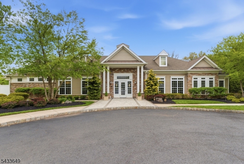 8 Van Cleef Dr