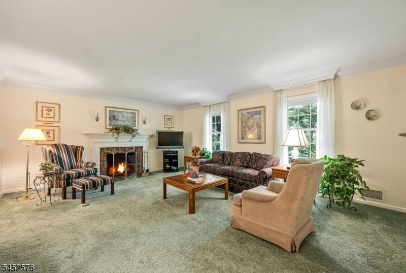 8 KNOLLWOOD DRIVE