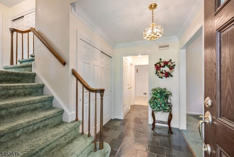 8 KNOLLWOOD DRIVE
