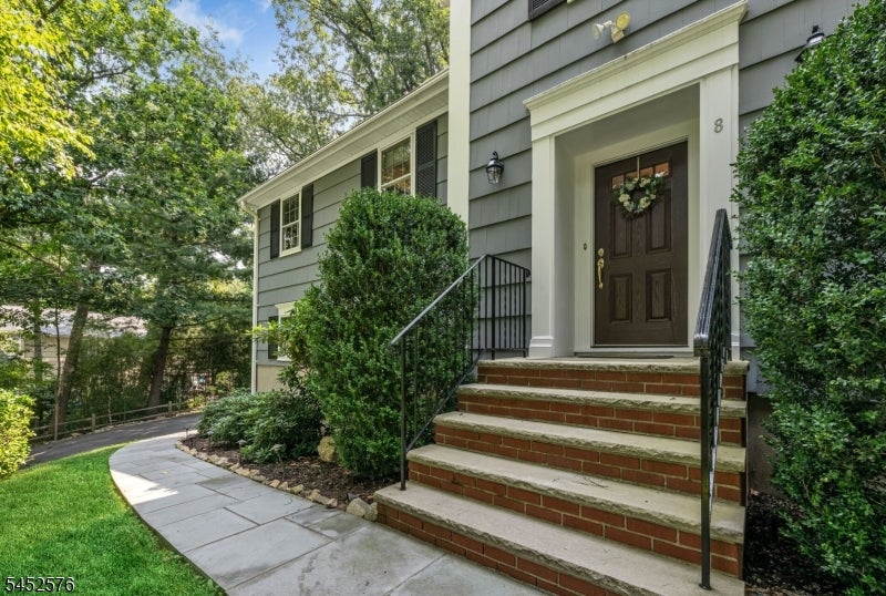 8 KNOLLWOOD DRIVE