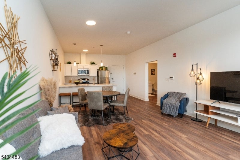 18 W Main St 310