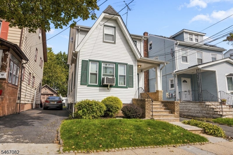 145 Ivy St