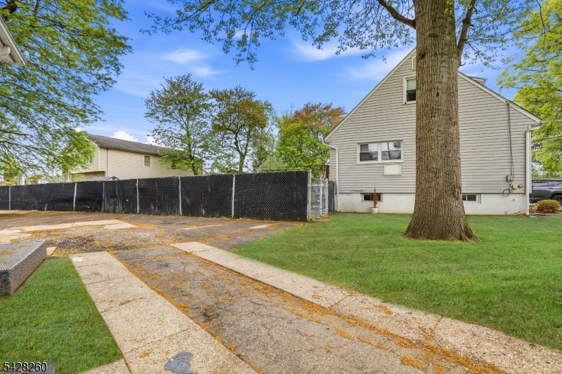 600 Belleville Ave