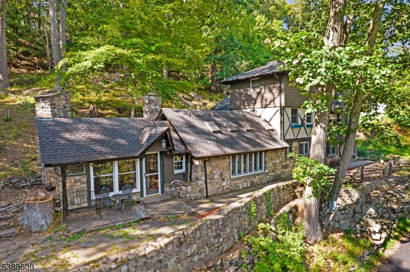 3 Hayes Ln