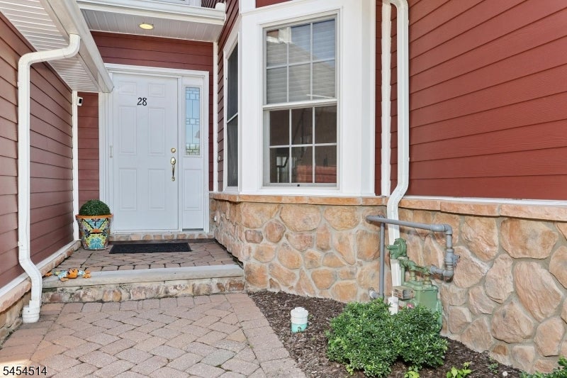 28 Turnberry Ln