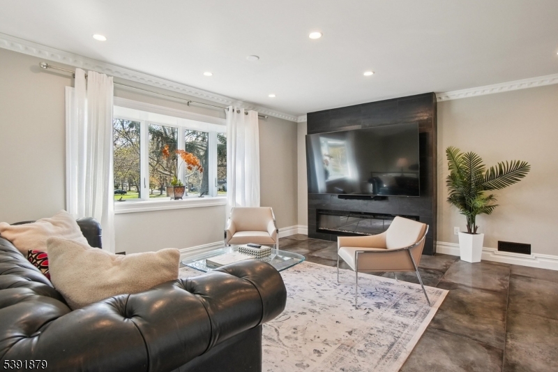 223 Chaucer Dr