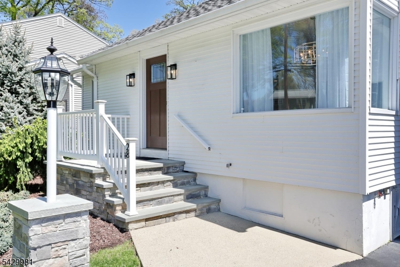 28 Minnehaha Blvd